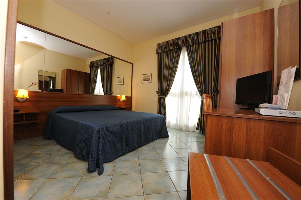 Hotel Palacavicchi Ciampino Eksteriør billede
